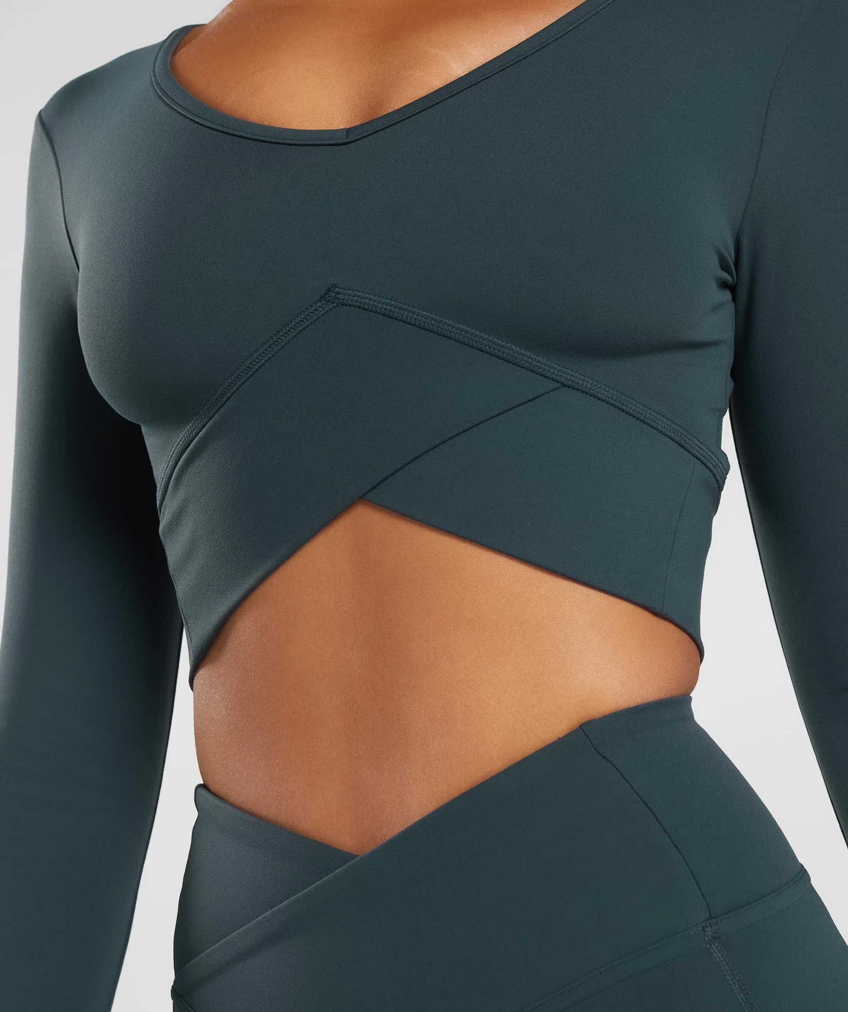 CROSSOVER LONG SLEEVE CROP TOP // GYMSHARK - Image 3
