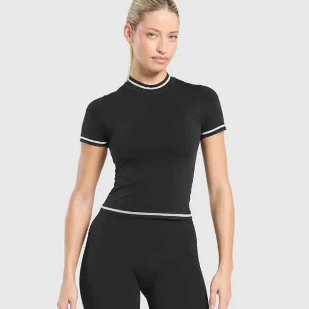 CONTRAST SEAMLESS MIDI TEE Black // GYMSHARK