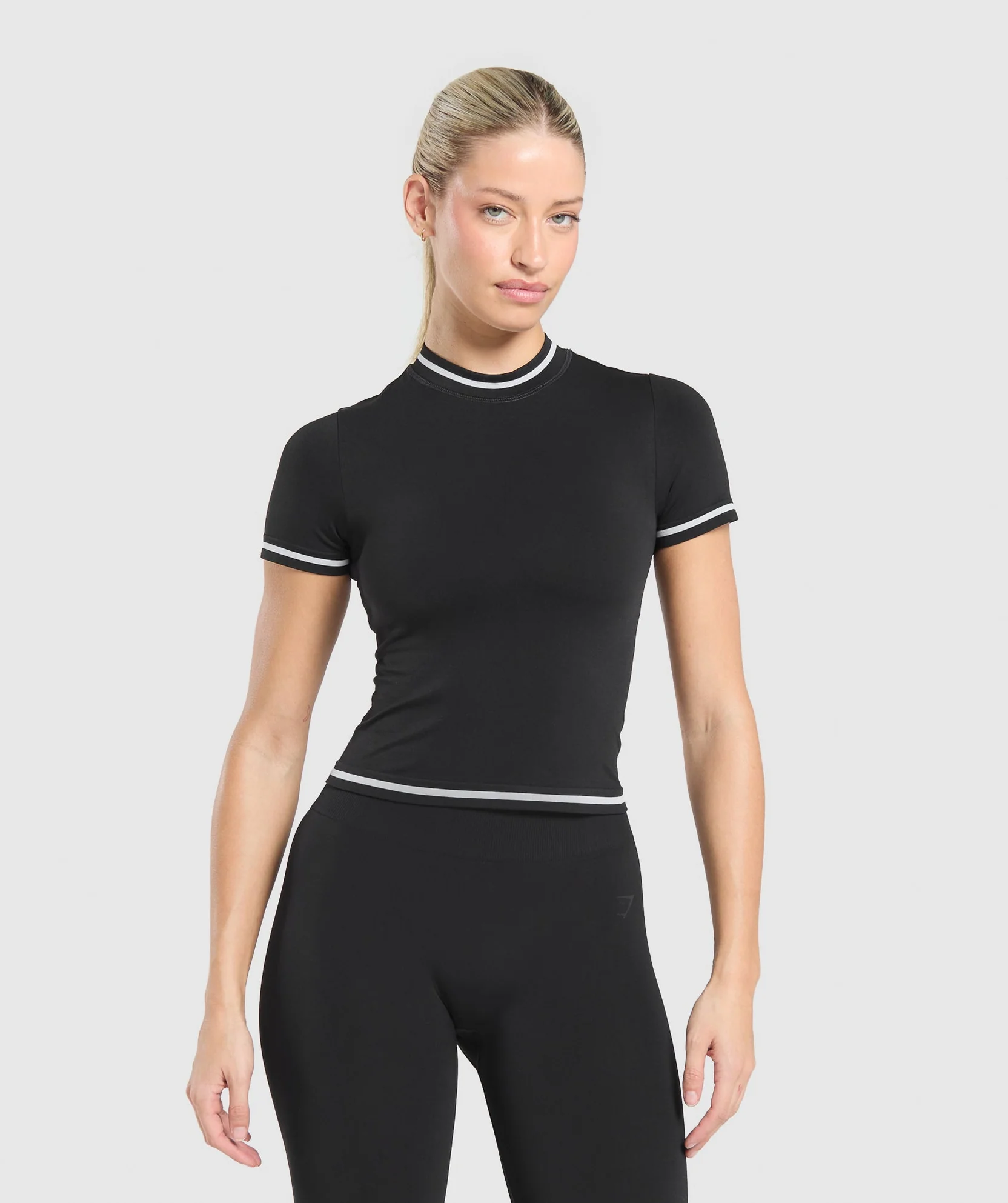 CONTRAST SEAMLESS MIDI TEE Black // GYMSHARK