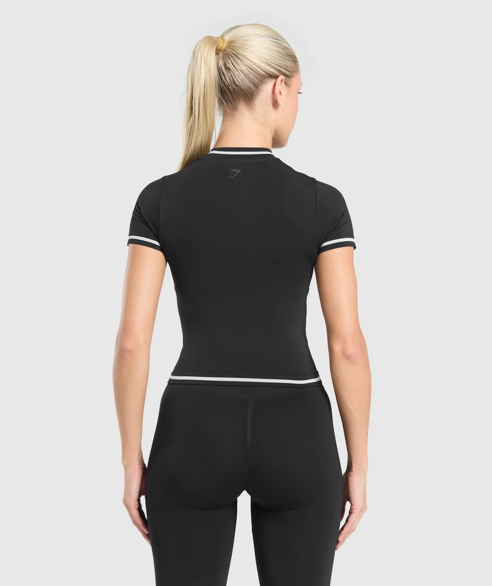 CONTRAST SEAMLESS MIDI TEE Black // GYMSHARK - Image 2