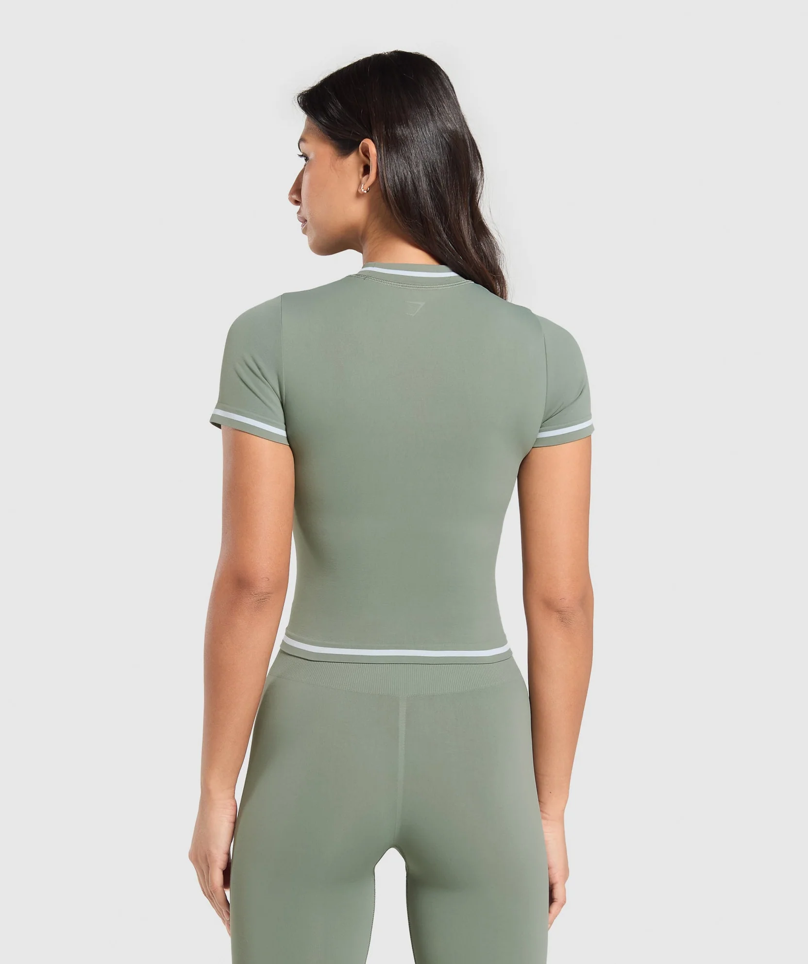 CONTRAST SEAMLESS MIDI TEE Unit Green // GYMSHARK - Image 2