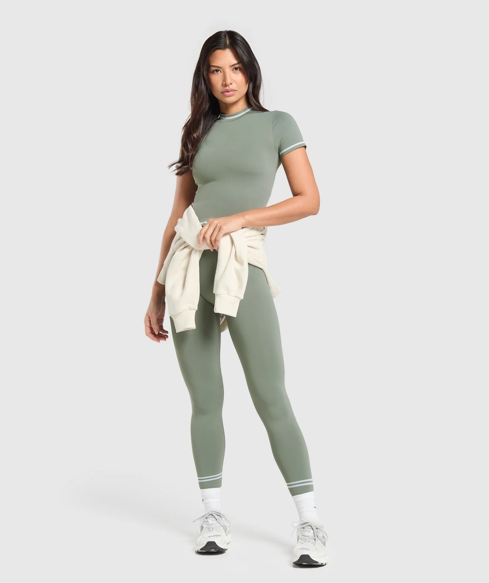 CONTRAST SEAMLESS MIDI TEE Unit Green // GYMSHARK - Image 3