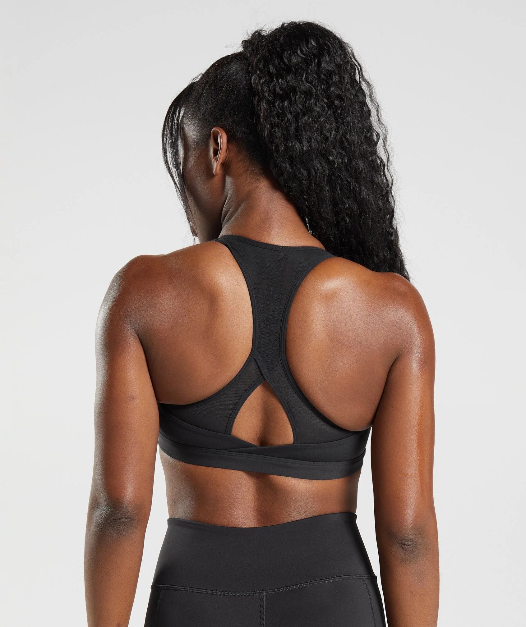 Crossover Sports Bra Black // GYMSHARK - Image 2